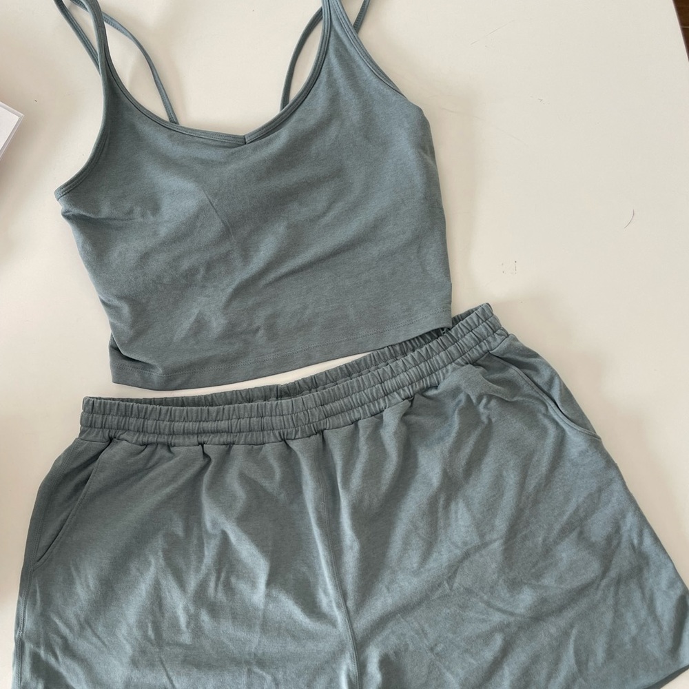 VUORI HALO PERFORMANCE CROP BOYFRIEND SHORT SET